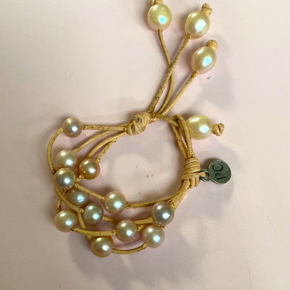 Jewelry - Beautiful pink pearls on pink leather